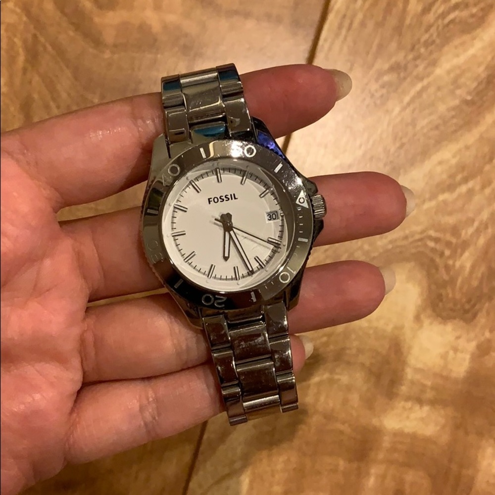 Fossil watch only worn once. No extra links